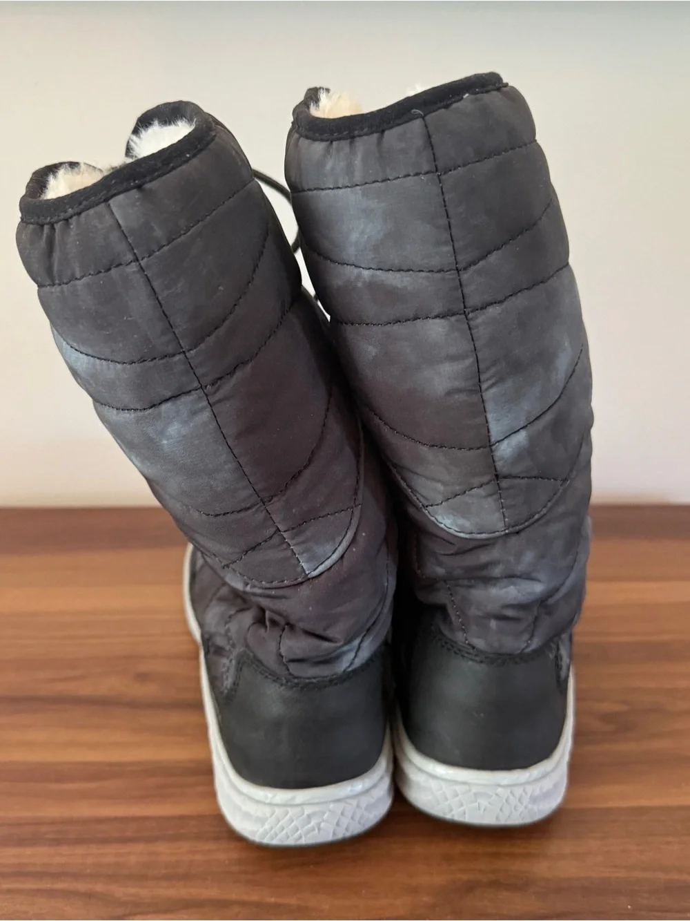 Merrell Black Quilted Lace-Up Winter Boots with Faux Fur lining